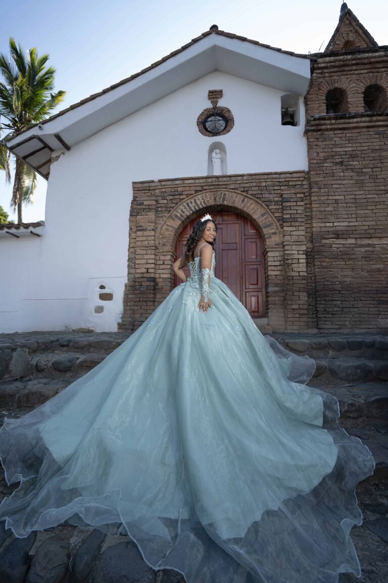 Vestido 15 años Verde Sague Nacional con guantes