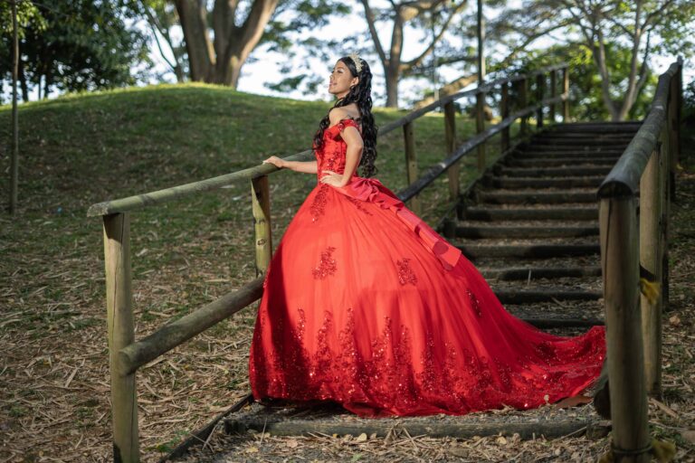 Vestido 15 años Rojo Capa y Moño