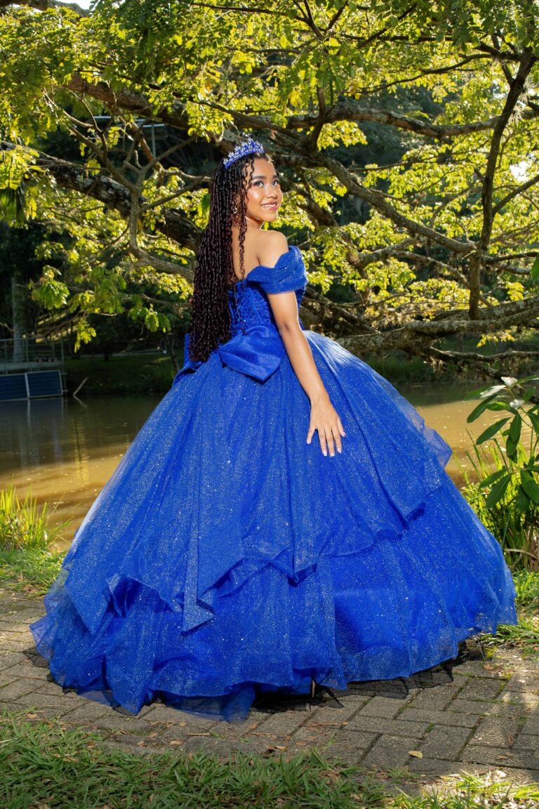 Vestido 15 años Azul con capa y moño